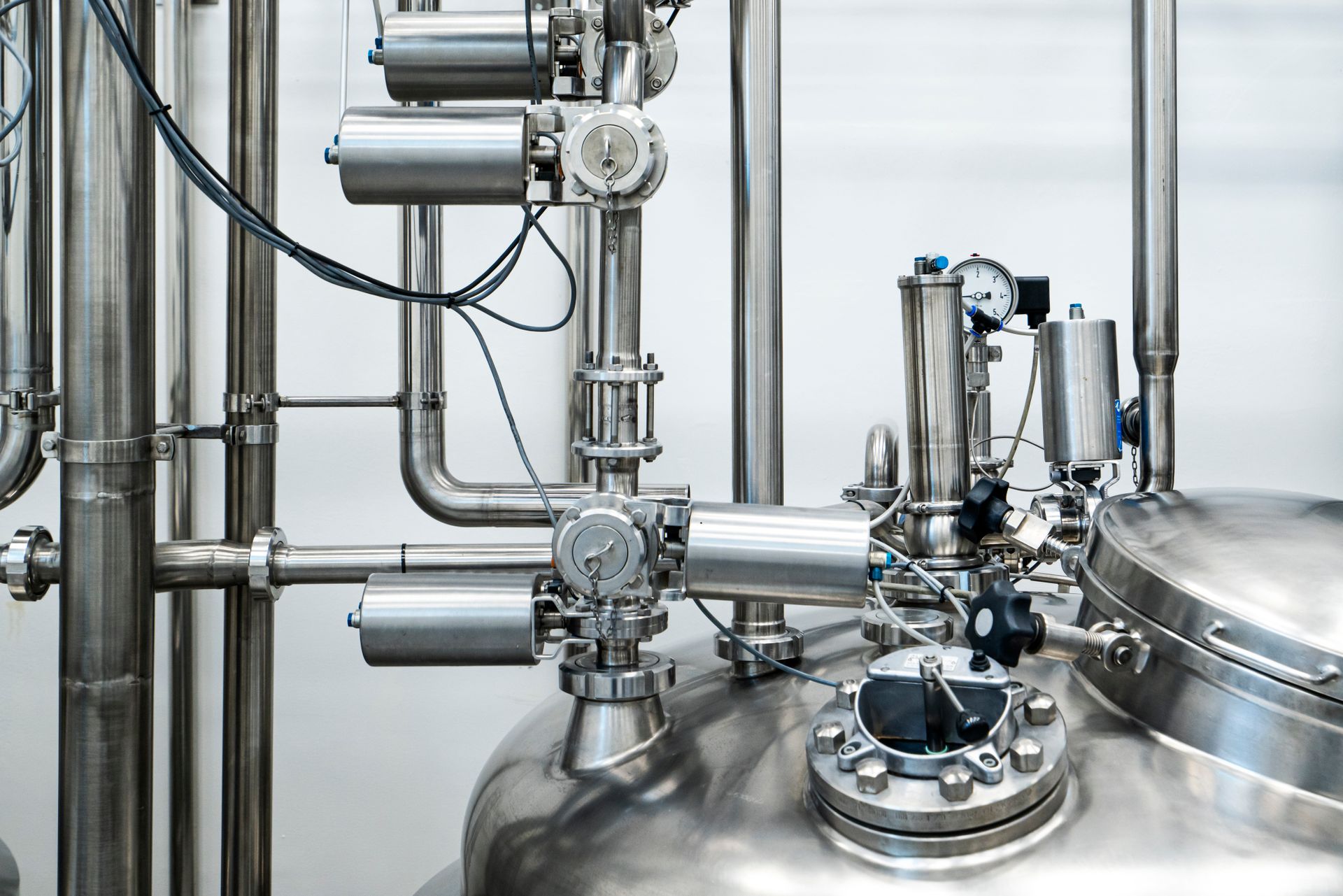 Superficies y equipos en un entorno industrial